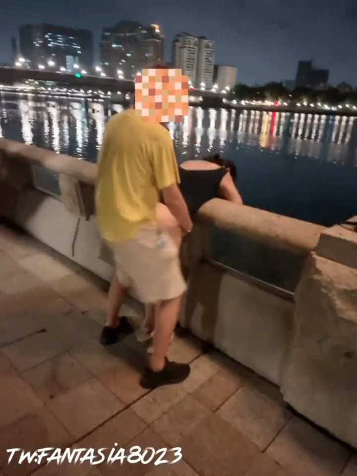 推特绿帽界天花板【宇宙的琴弦】 让小学同学在江边尽情的操干娇妻